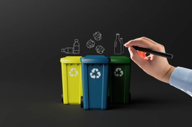 Ayrımcılık için çöp kutuları. Kağıt, cam ve plastiği ayırmak için farklı renklerde çöp sepeti. Geri dönüşüm konsepti, çevrenin korunması. 