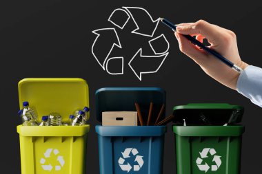 Ayrımcılık için çöp kutuları. Kağıt, cam ve plastiği ayırmak için farklı renklerde çöp sepeti. Geri dönüşüm konsepti, çevrenin korunması. 