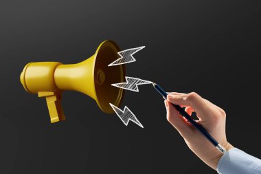 Sarı megafon el yapımı sesler çıkarıyor. İletişim ve bilgi aktarımı kavramı.