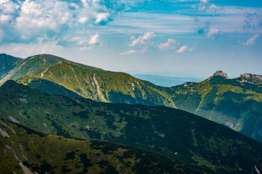 Tatra Dağları manzarası çok güzel. Yukarıdan dağların manzarası. Yüksek dağ manzarası.