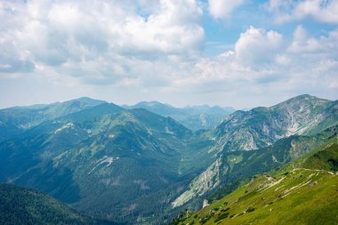 Tatra Dağları manzarası çok güzel. Yukarıdan dağların manzarası. Yüksek dağ manzarası.