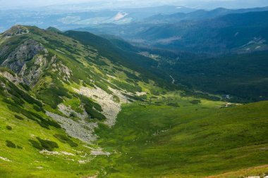 Tatra Dağları manzarası çok güzel. Yukarıdan dağların manzarası. Yüksek dağ manzarası.