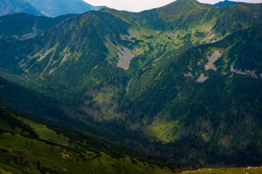 Tatra Dağları manzarası çok güzel. Yukarıdan dağların manzarası. Yüksek dağ manzarası.