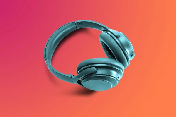 Bilgisayar Kulaklıkları Turuncu Arka Planda Siyah Kulaklıklar Müzik Dinleme Ses — Stok fotoğraf