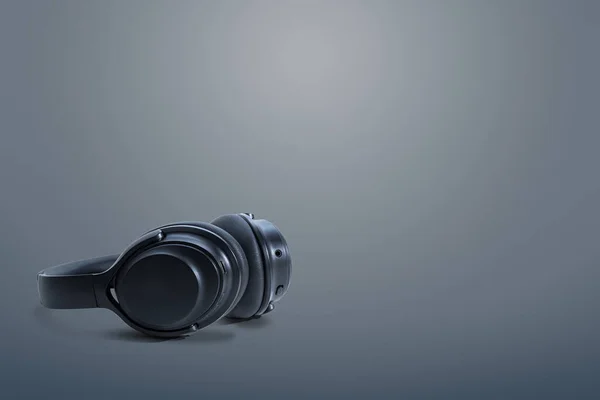Ακουστικά Υπολογιστών Μαύρα Ακουστικά Σκούρο Γκρι Φόντο Έννοια Του Ακούς — Φωτογραφία Αρχείου
