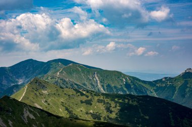 Tatra Dağları manzarası çok güzel. Yukarıdan dağların manzarası. Yüksek dağ manzarası.