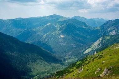 Tatra Dağları manzarası çok güzel. Yukarıdan dağların manzarası. Yüksek dağ manzarası.