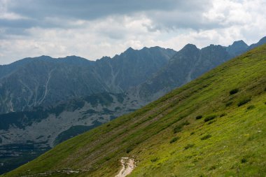 Tatra Dağları manzarası çok güzel. Yukarıdan dağların manzarası. Yüksek dağ manzarası.