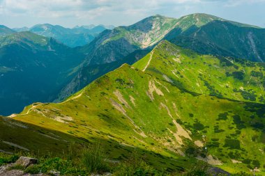 Tatra Dağları manzarası çok güzel. Yukarıdan dağların manzarası. Yüksek dağ manzarası.