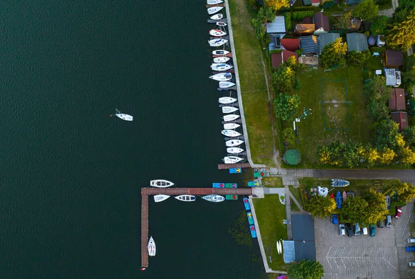 Luchtfoto Van Boten Afgemeerd Aan Kust Jachthaven Drone Uitzicht Jachten — Stockfoto
