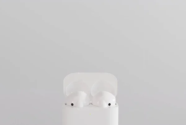 Auriculares Inalámbricos Una Caja Sobre Fondo Claro Concepto Escuchar Música — Foto de Stock