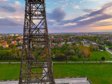 Gliwice 'deki radyo istasyonu. Dünyanın en büyük ahşap kulesi. Gliwice 'daki tarihi kule, hava manzaralı..