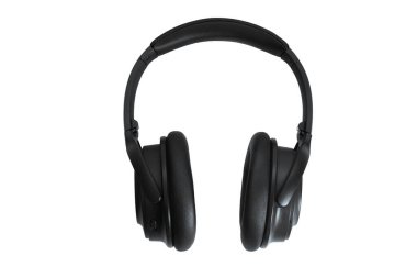 Bilgisayar kulaklıkları. Beyaz arka planda siyah kulaklıklar. Müzik dinleme, ses yaratma, müzik konsepti. Bilgisayar işi, soyutlama ve minimalist stil.