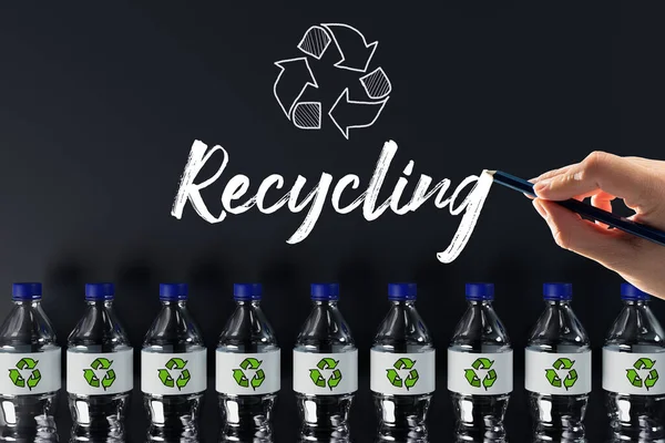 リサイクルアイコンと塗装リサイクル矢印と単語リサイクルとペットボトル 自然と環境保護の概念 プラスチックリサイクル — ストック写真