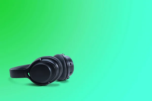 Ακουστικά Υπολογιστών Μαύρα Ακουστικά Πράσινο Φόντο Έννοια Του Ακούς Μουσική — Φωτογραφία Αρχείου