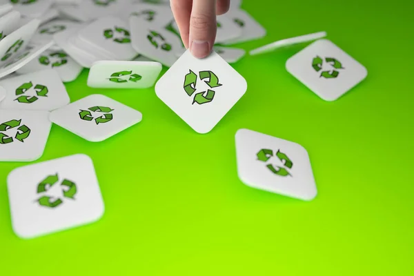 Ręka Daje Płytek Ikoną Zielonej Strzałki Jako Recyklingu — Zdjęcie stockowe