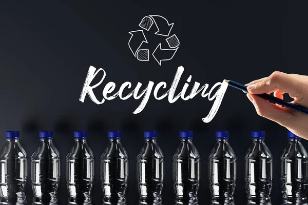 Plastic Flessen Met Het Recyclagepictogram Geschilderde Recyclingpijlen Het Woord Recycling — Stockfoto