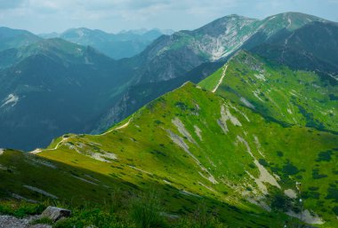 Tatra Dağları manzarası çok güzel. Yukarıdan dağların manzarası. Yüksek dağ manzarası.
