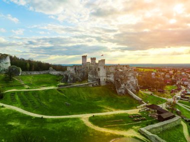 Ogrodzieniec 'teki Kale. Kale Ogrodzieniec, Polonya 'da beyaz bir kaya üzerine inşa edildi. Kaleler, krallar konsepti.
