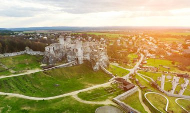 Ogrodzieniec 'teki Kale. Kale Ogrodzieniec, Polonya 'da beyaz bir kaya üzerine inşa edildi. Kaleler, krallar konsepti.