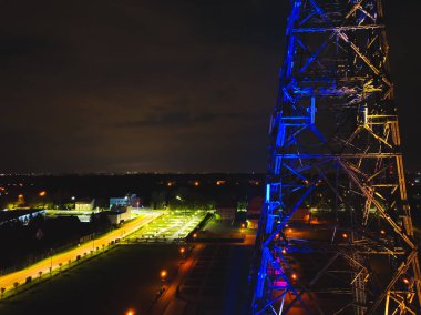 Gliwice 'deki radyo istasyonu. Dünyanın en büyük ahşap kulesi. Gliwice 'daki tarihi kule, hava manzaralı..