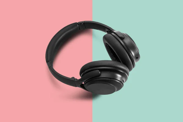 电脑耳机 白色背景的黑色耳机 听音乐 创作音频 音乐的概念 计算机作品 摘要和简约风格 — 图库照片
