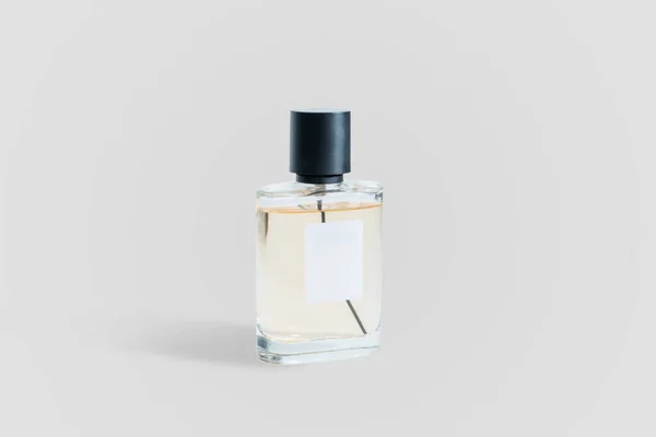 背景上的香水瓶 使用香水 古龙水 马桶水的概念 照顾皮肤的气味 照顾个人卫生 — 图库照片