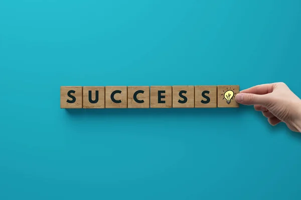 Mavi Arka Planda Tahta Bloklar Başarı Sözcüğü Hayattaki Başarı Kavramı — Stok fotoğraf