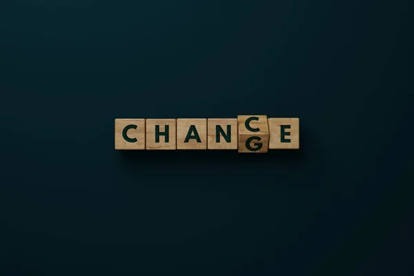 Drewniane Bloki Słowem Zmiana Zmieniając Literę Tak Pojawia Się Słowo — Zdjęcie stockowe