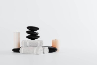 Siyah masaj taşları, havlu ve mumlar. Masaj konsepti, rahatlatıcı. Kaplıca ve güzellik hizmeti. 3B görüntüleme, 3B illüstrasyon.