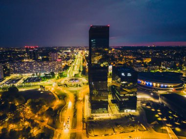 Katowice, 8 Mayıs 2022, Polonya, Silezya. Bir İHA 'dan Katowice' nin gece görüşü. Katowice 'deki daire ve KTW binasının manzarası. Gece görüşünde Katowice şehir konsepti.