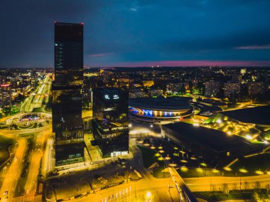 Katowice, 8 Mayıs 2022, Polonya, Silezya. Bir İHA 'dan Katowice' nin gece görüşü. Katowice 'deki daire ve KTW binasının manzarası. Gece görüşünde Katowice şehir konsepti.