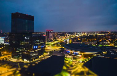Katowice, 8 Mayıs 2022, Polonya, Silezya. Bir İHA 'dan Katowice' nin gece görüşü. Katowice 'deki daire ve KTW binasının manzarası. Gece görüşünde Katowice şehir konsepti.