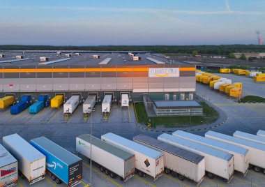 Sosnowiec, 10 Mayıs 2022, Polonya, Amazon depoları insansız hava aracının fotoğrafları. Polonya 'daki Amazon depoları için hava fotoğrafları, Sosnowiec. Çevrimiçi mağaza kavramı, Amazon satışı.