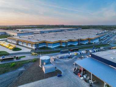 Sosnowiec, 10 Mayıs 2022, Polonya, Amazon depoları insansız hava aracının fotoğrafları. Polonya 'daki Amazon depoları için hava fotoğrafları, Sosnowiec. Çevrimiçi mağaza kavramı, Amazon satışı.