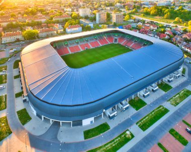 Tychy 15 Mayıs 2022, Tychy 'deki Şehir Stadyumu, GKS Tychy bir İHA tarafından vuruldu. Batan güneşli hava manzaralı stadyum. Futbol ve stadyum konsepti.