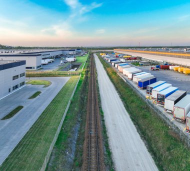 Sosnowiec, 10 Mayıs 2022, Polonya, Amazon depoları insansız hava aracının fotoğrafları. Polonya 'daki Amazon depoları için hava fotoğrafları, Sosnowiec. Çevrimiçi mağaza kavramı, Amazon satışı.
