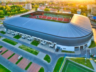 Tychy 15 Mayıs 2022, Tychy 'deki Şehir Stadyumu, GKS Tychy bir İHA tarafından vuruldu. Batan güneşli hava manzaralı stadyum. Futbol ve stadyum konsepti.