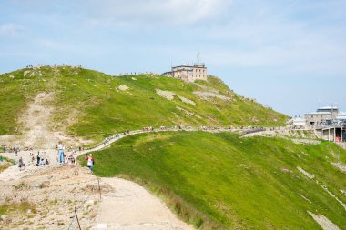 Dağların manzarası ve dağ manzarası. Güzel bir dağ manzarası konsepti, turizm.
