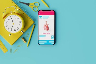 Okulun arka planında okul başvurusu olan bir telefon böyle bir defter, makas, kalem gibi şeyleri sağlar. Okula geri dönme kavramı, öğrenme, okul sınavları. 3d görüntüleme, 3d illüstrasyon.