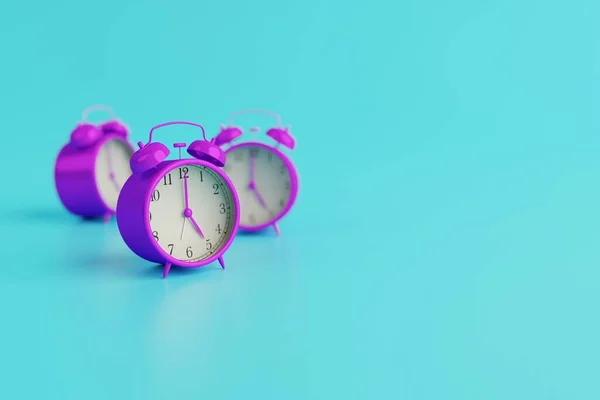 Relógio Alarme Retrô Violeta Fundo Turquesa Conceito Acordar Acordar Manhã — Fotografia de Stock