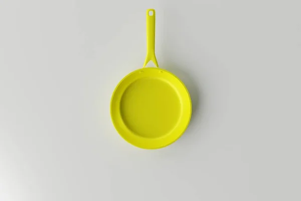 배경에 노란색 프라이팬 있습니다 튀기고 요리하는 개념입니다 접시에 장비를 구입하는 — 스톡 사진