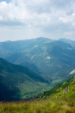 Tatra Dağları manzarası çok güzel. Yukarıdan dağların manzarası. Yüksek dağ manzarası.
