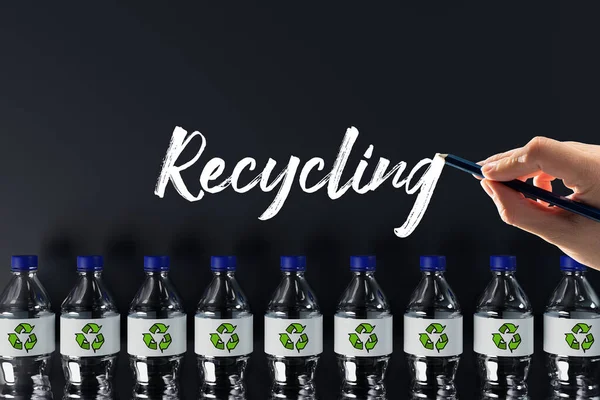 Plastikowe Butelki Ikoną Recyklingu Malowane Strzałki Recyklingu Recyklingu Słowa Koncepcja — Zdjęcie stockowe