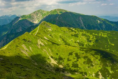 Tatra Dağları manzarası çok güzel. Yukarıdan dağların manzarası. Yüksek dağ manzarası.