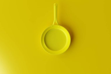 Sarı arka planda siyah tava. Kızartma, pişirme konsepti. Mutfak malzemeleri, bulaşıklar. 3d hazırlayıcı.