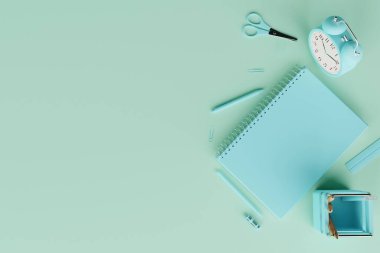 Okul malzemeleri, defter, kalemler, çalar saat. Okula dönme, öğrenme kavramı. Öğrenciler öğreniyor. Mavi arka planda mavi okul eşyaları. 3d görüntüleme, 3d illüstrasyon.