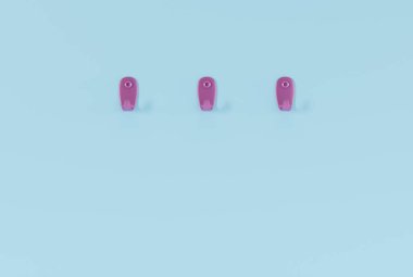 Askılar mavi duvarda. Minimalist konsept, asılı havlular, askılarda giysiler. 3B görüntüleme, 3B illüstrasyon.