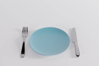 Tabak, çatal ve bıçak. Yemek yeme, yemek hazırlama kavramı. Servis edilmeye hazır boş bir tabak. 3B görüntüleme, 3B illüstrasyon.