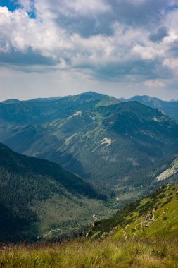 Tatra Dağları manzarası çok güzel. Yukarıdan dağların manzarası. Yüksek dağ manzarası.